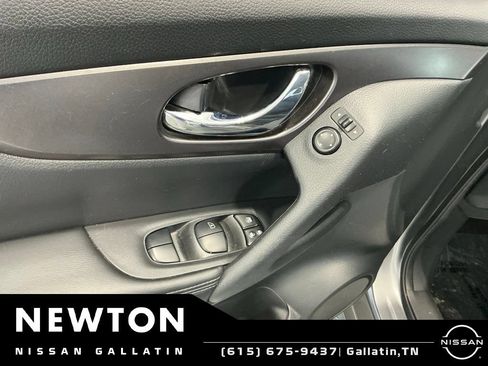 Used 2016 Nissan Rogue S w/ Appearance Package FWD image 30