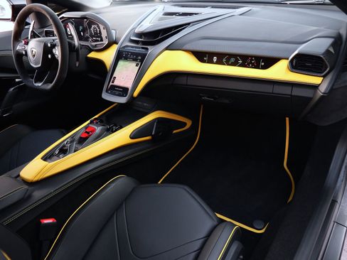 Used 2024 Lamborghini Revuelto image 7