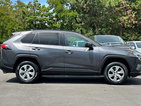 Used 2019 Toyota RAV4 LE FWD image 3