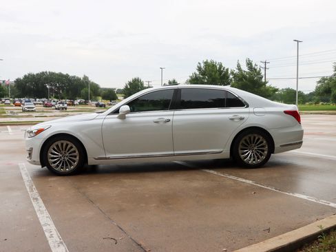Used 2018 Genesis G90 3.3T Premium RWD image 4