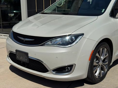 Used 2017 Chrysler Pacifica Limited w/ UConnect Theater Package FWD image 45