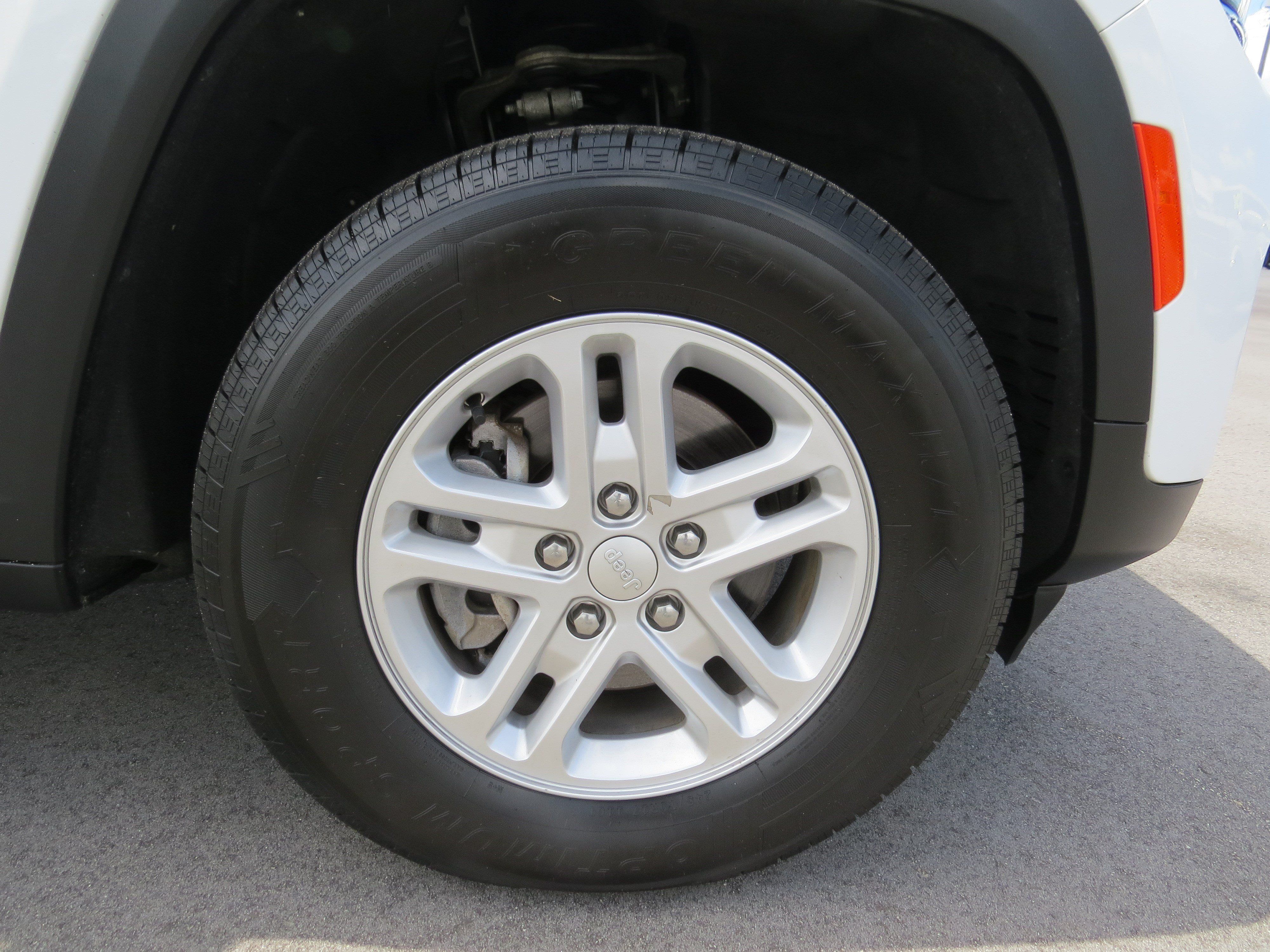 Used 2023 Jeep Grand Cherokee Laredo AWD/4WD image 10