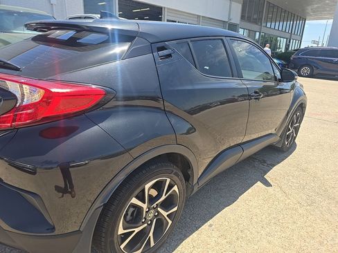 Used 2021 Toyota C-HR XLE FWD image 3