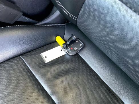 Used 2024 GMC Terrain SLT image 13