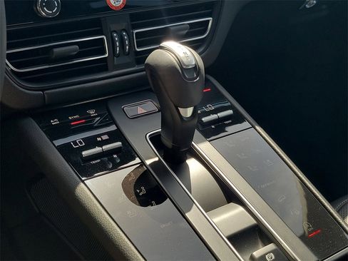 Used 2025 Porsche Macan image 32