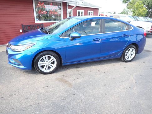 Used 2017 Chevrolet Cruze LT w/ Convenience Package FWD image 3