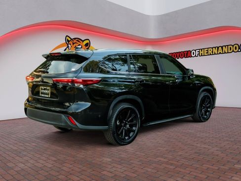 Used 2023 Toyota Highlander XLE FWD image 6