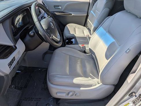 Used 2017 Toyota Sienna XLE Premium FWD image 17