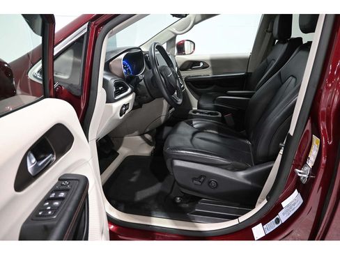 Used 2018 Chrysler Pacifica Touring-L FWD image 13