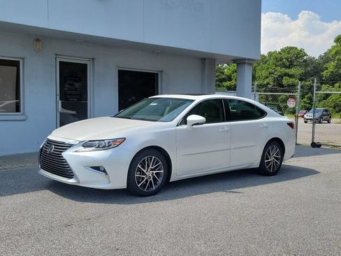 Used 2017 Lexus ES 350 w/ Luxury Package FWD image 4