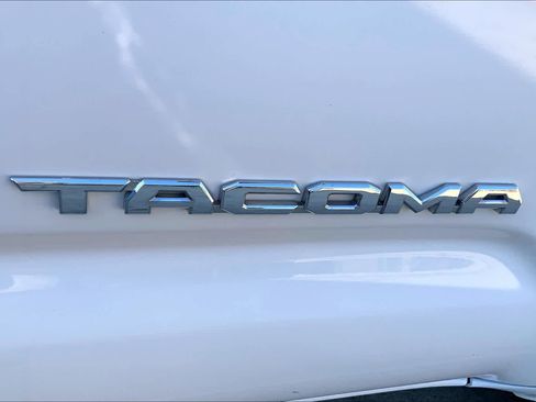 Used 2016 Toyota Tacoma TRD Sport w/ Towing Package image 9