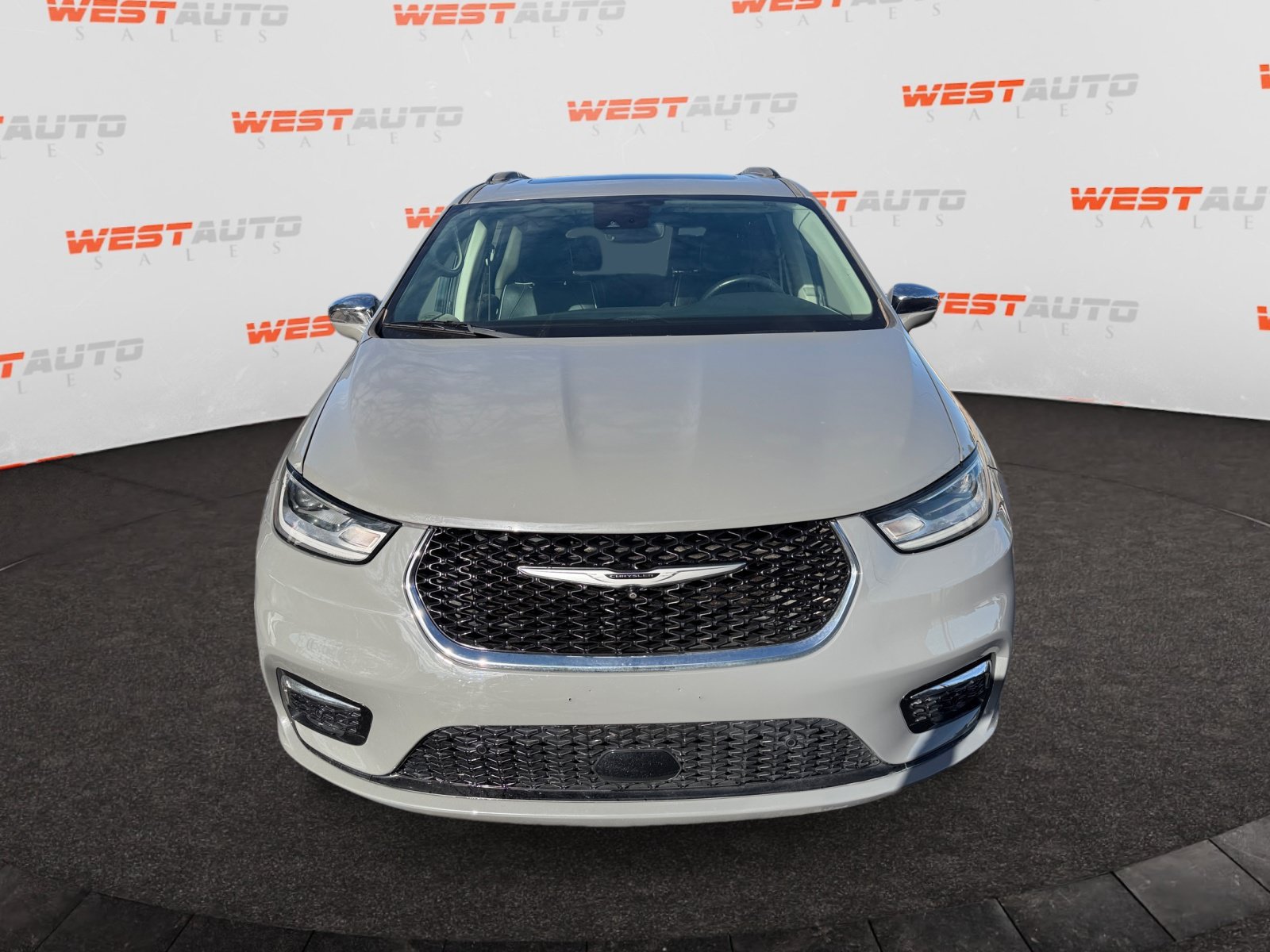 Used 2022 Chrysler Pacifica Limited FWD image 8