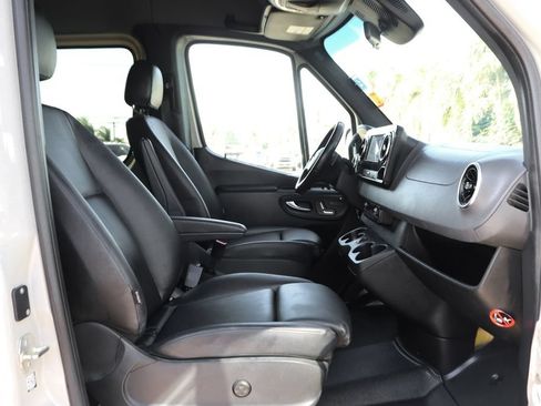 Used 2022 Mercedes-Benz Sprinter 2500 image 42