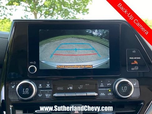 Used 2024 Toyota Highlander XLE AWD/4WD image 31