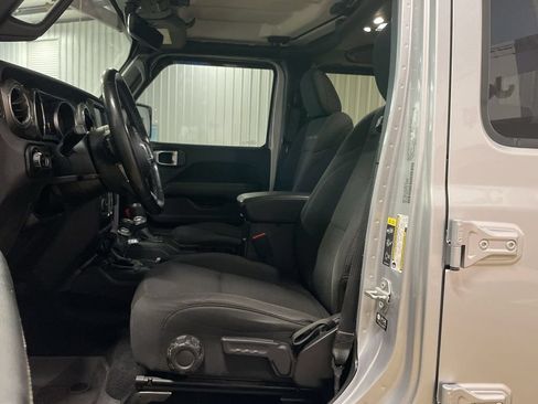 Used 2022 Jeep Gladiator Overland w/ Cold Weather Group AWD/4WD image 14