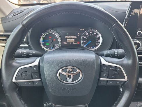 Used 2024 Toyota Highlander XLE image 30