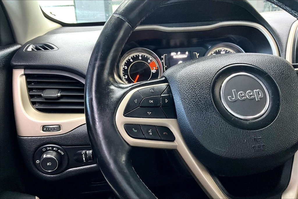 Used 2018 Jeep Cherokee Latitude w/ Altitude Package AWD/4WD image 10