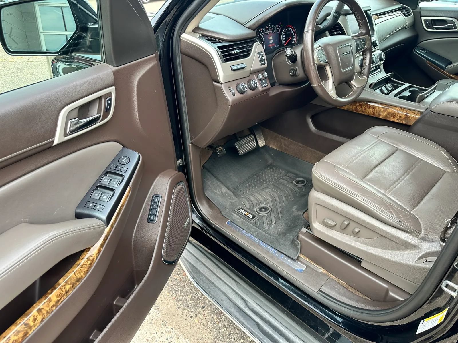 Used 2015 GMC Yukon Denali w/ Touring Package AWD/4WD image 9