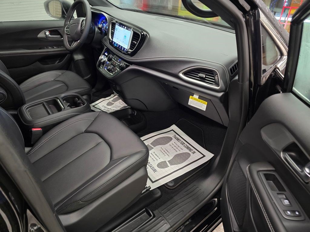 New 2027 Chrysler Pacifica Select FWD image 29