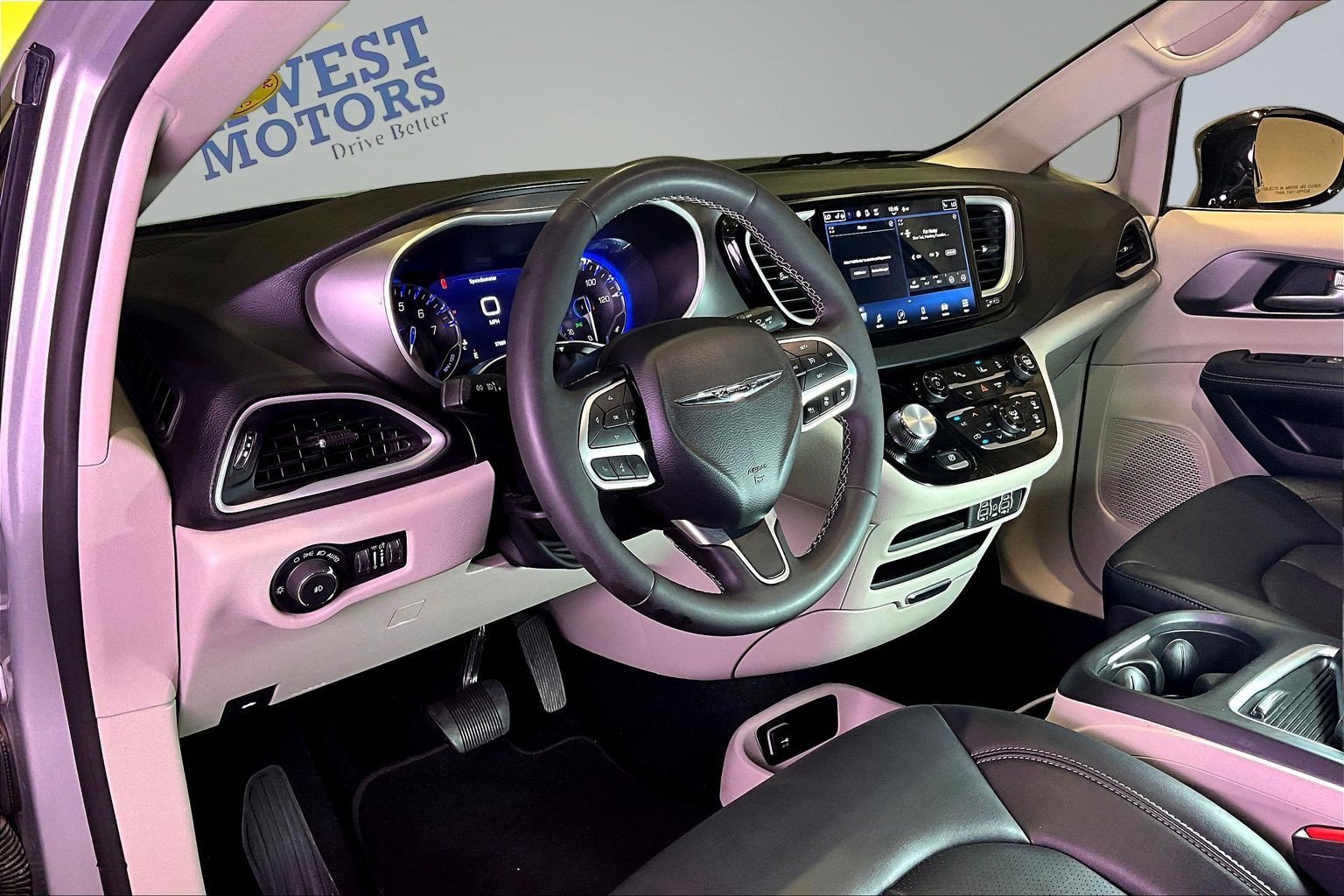 Used 2024 Chrysler Pacifica Touring-L FWD image 18
