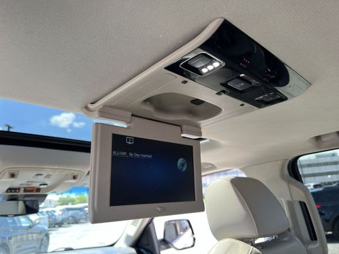 Used 2018 Cadillac Escalade Premium Luxury RWD image 35