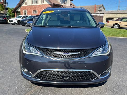Used 2019 Chrysler Pacifica Limited w/ Advanced Safetytec Group FWD image 2