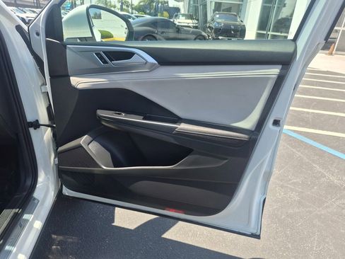 Used 2025 Volkswagen Taos SE FWD image 25