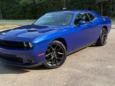Used 2019 Dodge Challenger SXT w/ Blacktop Package RWD image 2