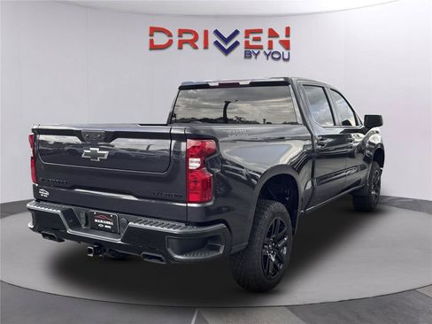 Used 2024 Chevrolet Silverado 1500 Custom Trail Boss w/ Dark Appearance Package AWD/4WD image 4
