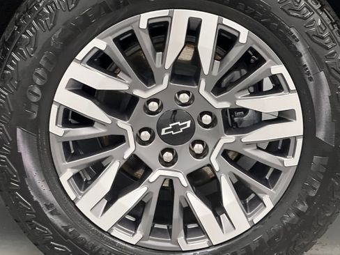 Used 2025 Chevrolet Suburban Z71 AWD/4WD image 75