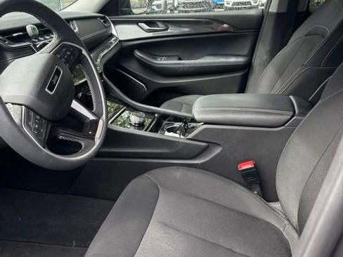 Used 2023 Jeep Grand Cherokee Laredo w/ Luxury Tech Group I AWD/4WD image 3