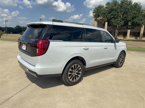 Used 2025 Ford Expedition Platinum AWD/4WD image 4