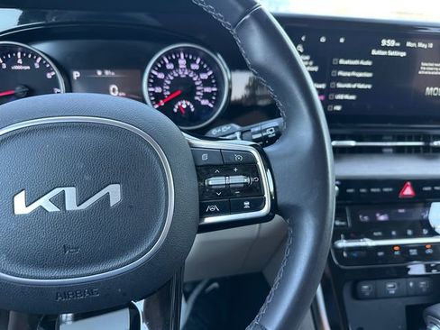 Used 2024 Kia Carnival EX FWD image 23