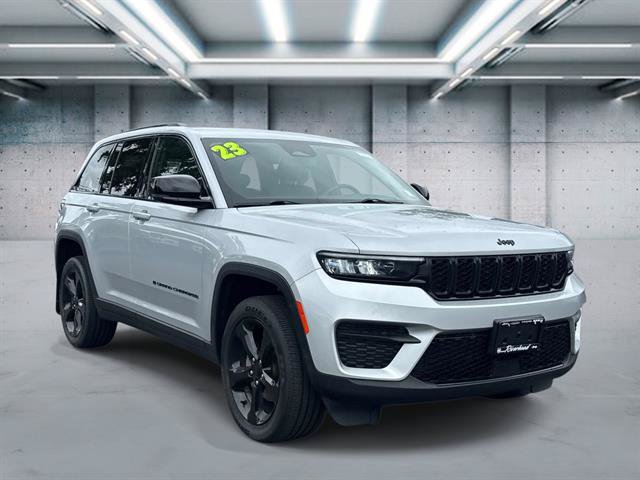 Used 2023 Jeep Grand Cherokee Altitude AWD/4WD image 3