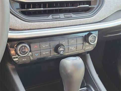 Used 2022 Jeep Compass Latitude image 16