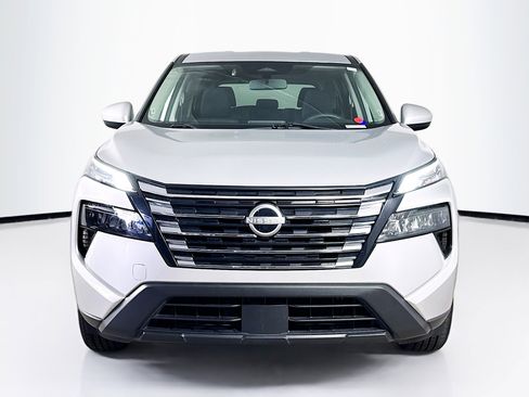 Used 2024 Nissan Rogue SV image 3