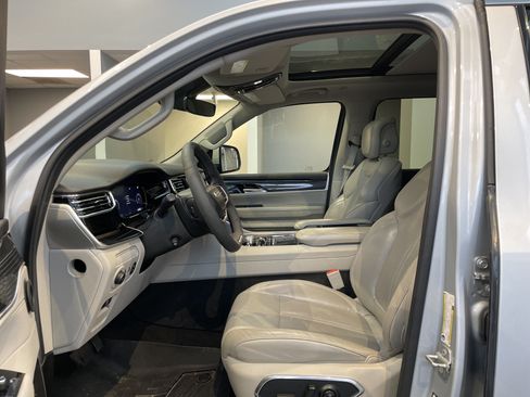 Used 2022 Jeep Wagoneer Series I w/ Premium Group I AWD/4WD image 17