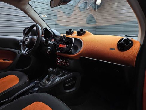 Used 2016 smart fortwo passion RWD image 12