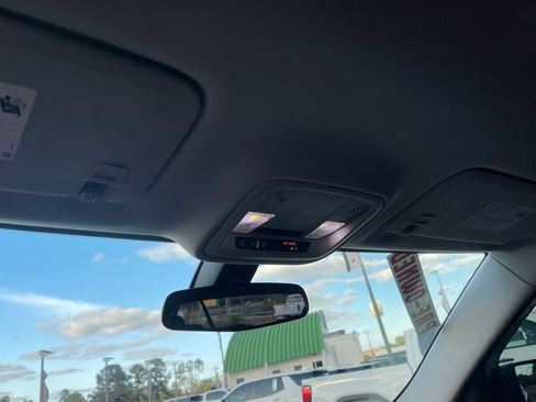 Used 2020 Chevrolet Traverse LT image 19