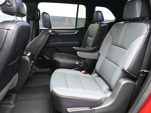 Used 2024 GMC Acadia AT4 w/ Luxury Package image 12