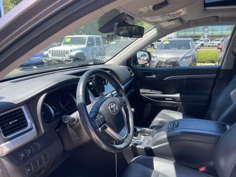 Used 2018 Toyota Highlander SE AWD/4WD image 12