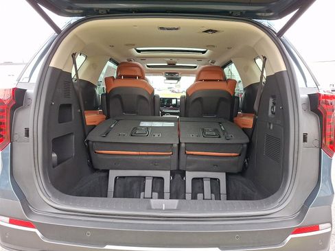 Used 2025 Kia Carnival SX Prestige image 32