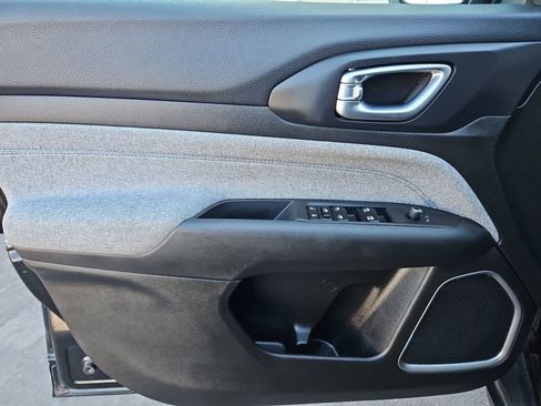 Used 2024 Jeep Compass Latitude image 23