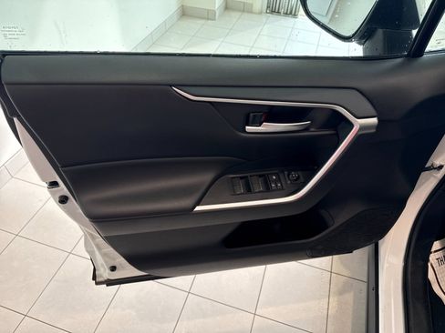 Used 2025 Toyota RAV4 XLE AWD/4WD image 11