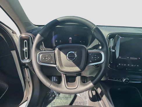 Used 2025 Volvo XC40 B5 Plus AWD/4WD image 18