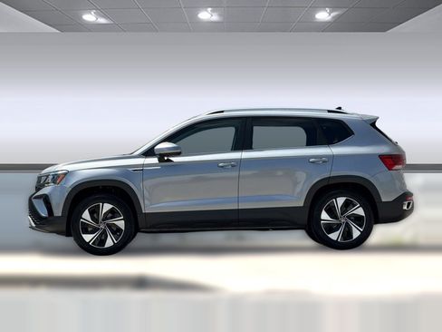 Used 2024 Volkswagen Taos SE AWD/4WD image 2