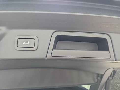 Used 2018 Land Rover Range Rover Velar R-Dynamic SE AWD/4WD image 34