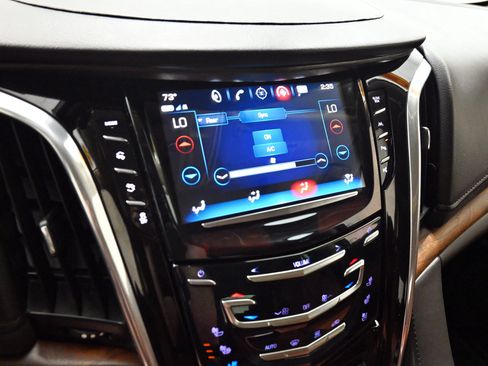 Used 2019 Cadillac Escalade Premium Luxury AWD/4WD image 13