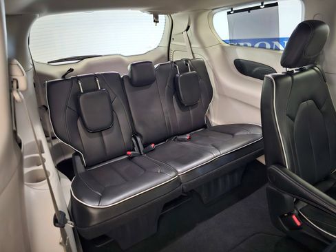 Used 2022 Chrysler Pacifica Limited AWD/4WD image 26