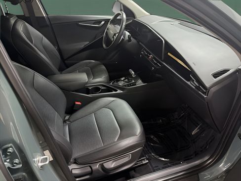 Used 2023 Kia Niro SX Touring FWD image 13